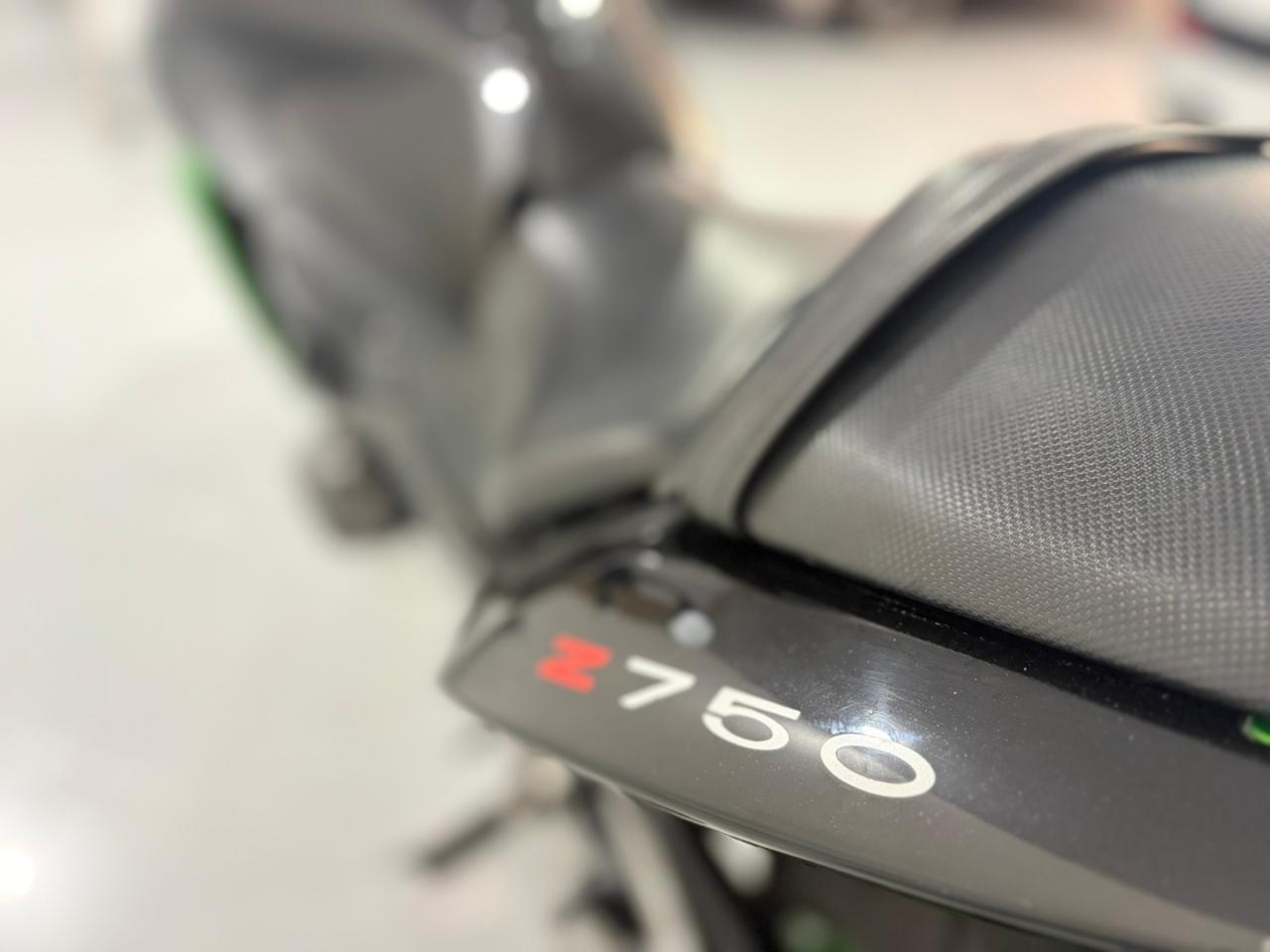 Kia EV6 Kawasaki KAWAZAKI Z 750 miniatura 9